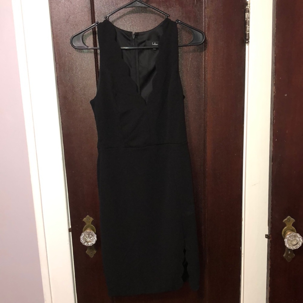 NWT Lulus bodycon dress with scalloped neck and slight slit